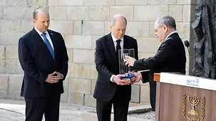 Bundeskanzler Olaf Scholz in Israel während eines Besuchs der Gedenkstätte Yad Vashem.