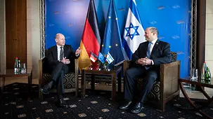 Bundeskanzler Olaf Scholz im Gespräch mit Naftali Bennett, Israels Premierminister.