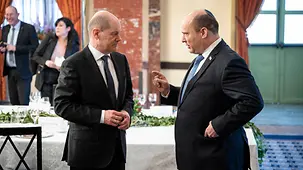 Bundeskanzler Olaf Scholz im Gespräch mit Naftali Bennett, Israels Premierminister.