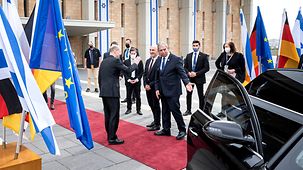Bundeskanzler Olaf Scholz verabschiedet sich von Mickey Levy nach seinem Besuch der Knesset.