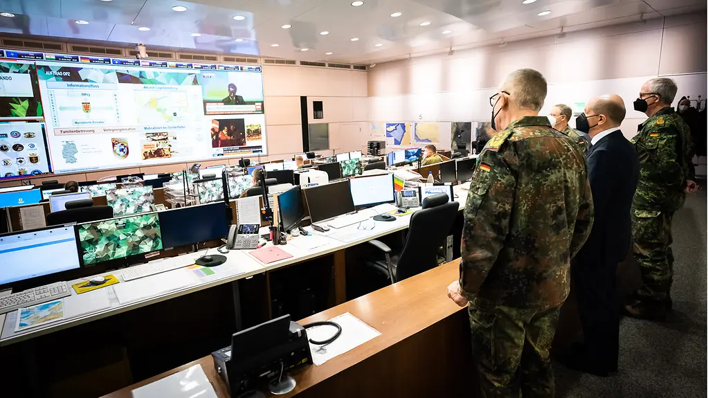 Bundeskanzler Olaf Scholz in der Operationszentrale des Einsatzführungskommandos der Bundeswehr.