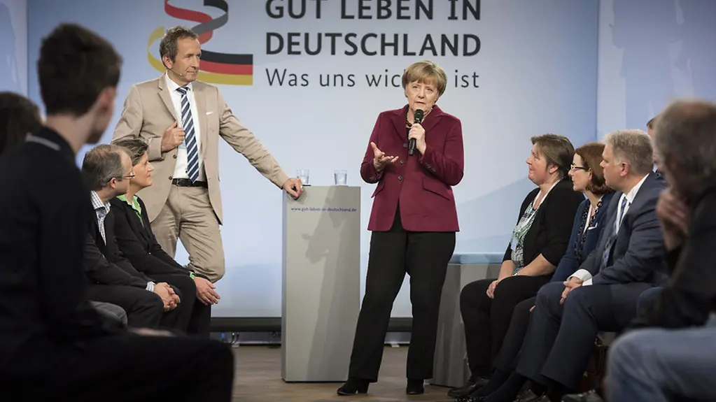 Bundeskanzlerin Angela Merkel während der Diskussionsrunde mit Bürgern des Bürgerdialogs 'Gut leben in Deutschland' in Nürnberg.