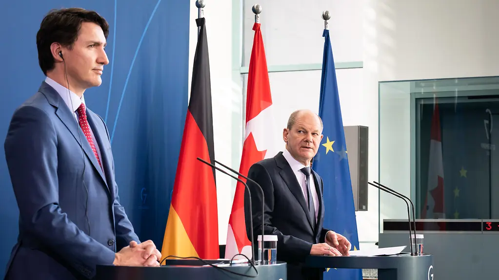 Bundeskanzler Olaf Scholz im Gespräch mit Justin Trudeau, Kanadas Premierminister.