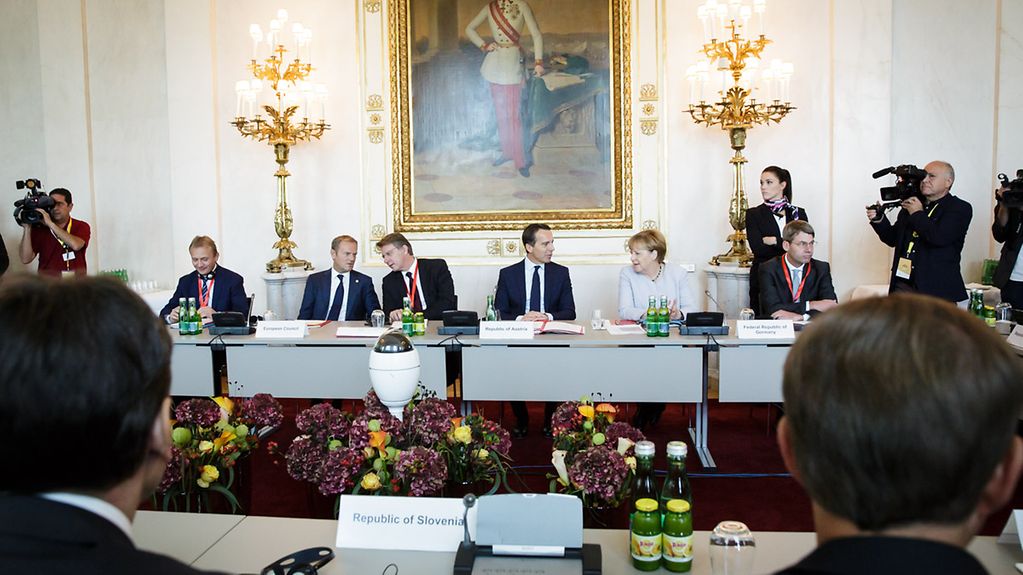 Réunion de travail des chefs d’État ou de gouvernement dans la grande salle du Conseil des ministres à Vienne
