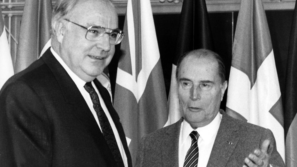 Bundeskanzler Helmut Kohl und der französische Staatspräsident Francois Mitterand (r) beim EG-Gipfel in Straßburg am 09.12.1989.