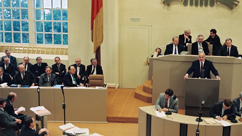Bundeskanzler Helmut Kohl trägt im Wasserwerk während der Debatte über die zweite Lesung des Haushaltsgesetzes 1990 das '10-Punkte-Programm zur Überwindung der Teilung Deutschlands und Europas' vor.