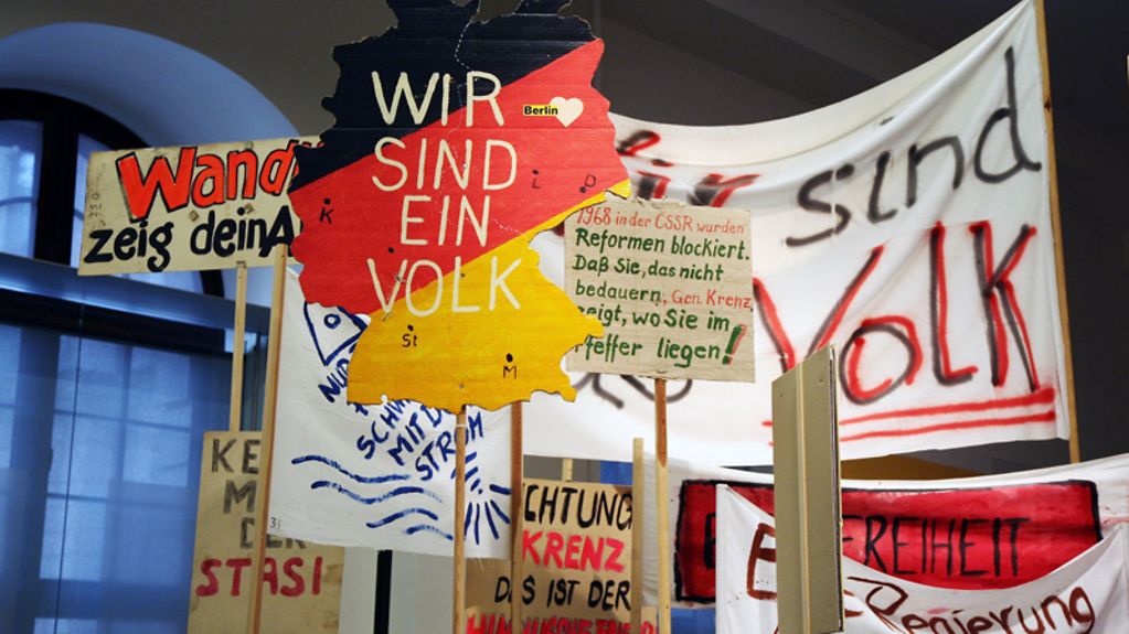 Exponate zur Deutschen Einheit im Deutschen Historischen Museum in Berlin - Plakate und Spruchbänder der Montagsdemonstrationen vom Herbst 1989