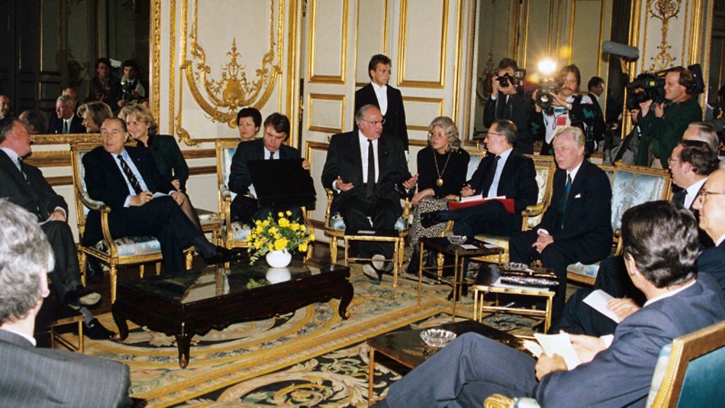 Blick auf die Runde der Europäischen Regierungschefs, die im Elysee-Palast in Paris am 18. November 1989 die Situation in Ost-Europa diskutierten.