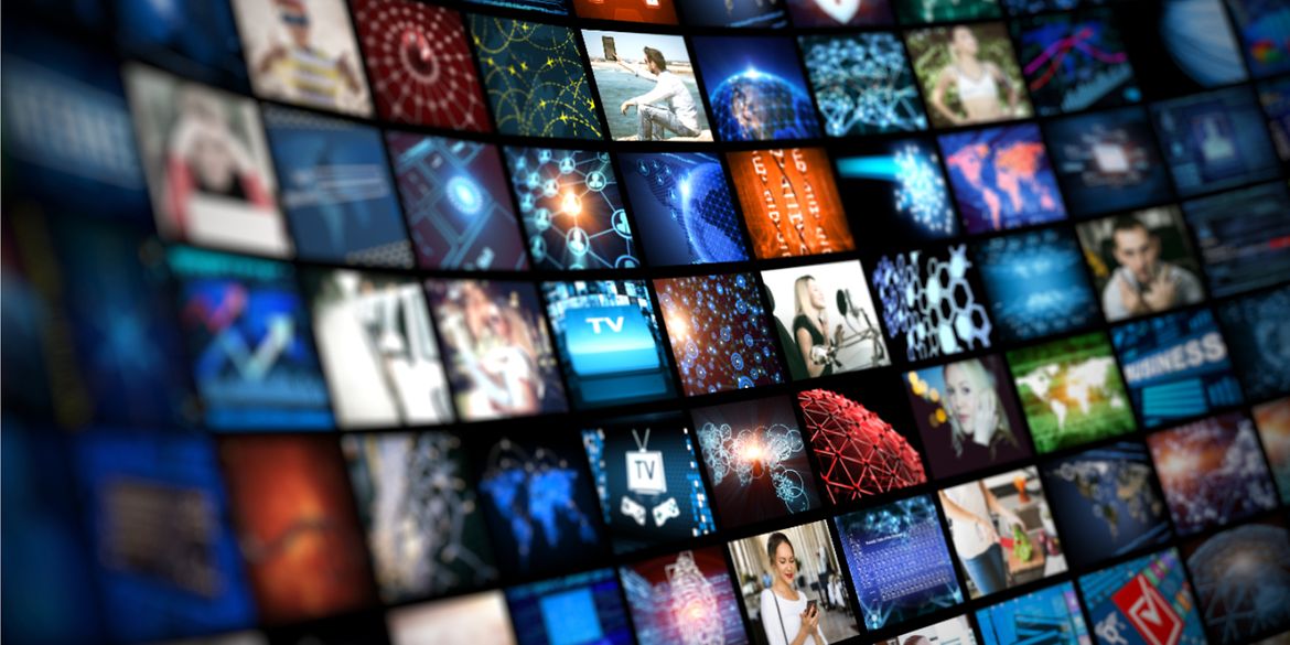 digitale Bildschirme zeigen unterschiedliche Fernsehsender