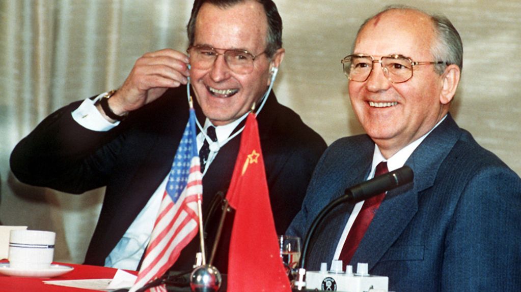 US-Präsident George Bush (l) lacht während der Konferenz neben dem sowjetischen Staats- und Parteichef Michail Gorbatschow am 2. Dezember 1989 auf dem sowjetischen Kreuzer 'Maxim Gorki' vor der Mittelmeerinsel Malta. Auf dem Gipfel wurde der sogenannte …