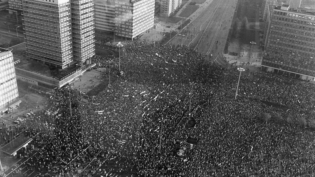Berlin: Über 500.000 Menschen demonstrieren am 04.11.1989 im Zentrum von Ostberlin am Alexanderplatz gegen SED und DDR-Regierung.