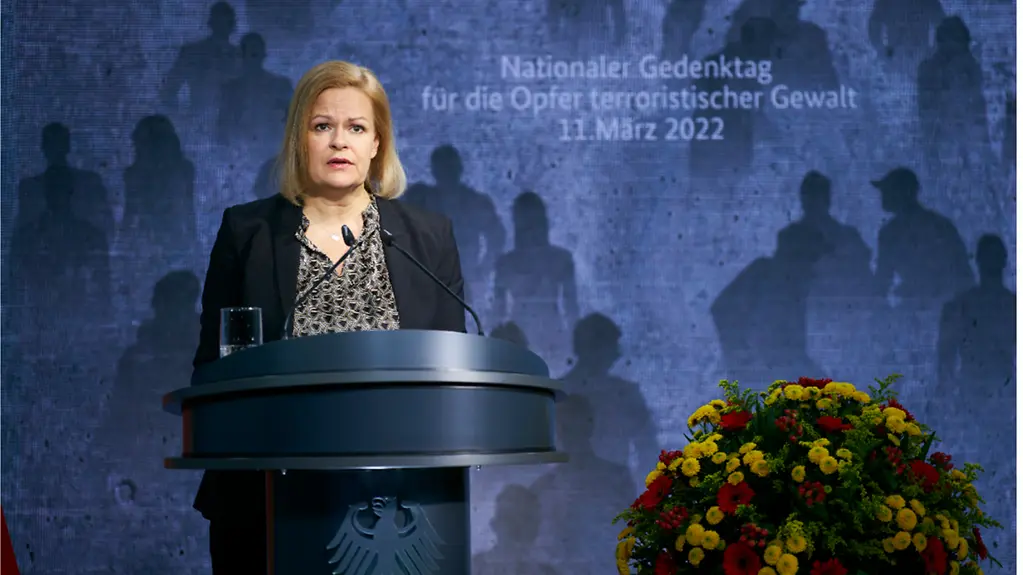 Das Bild zeigt Bundesinnenministerin Nancy Faeser am Rednerpult.