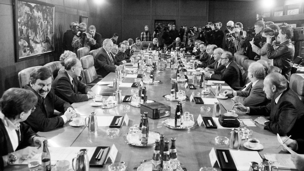 Sondersitzung des Kabinetts unter Leitung von Bundeskanzler Helmut Kohl (5.v.l.) zur Situation in der DDR unmittelbar nach Öffnung der Berliner Mauer.