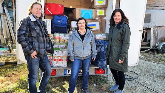 Lutz Wudtke und Marion Winter packen für die nächste Hilfslieferung in die Ukraine. Sonja Geigenberger (rechts) von pack ma´s vernetzt die freiwilligen Helfer und Initiativen im Landkreis Rottal-Inn.
