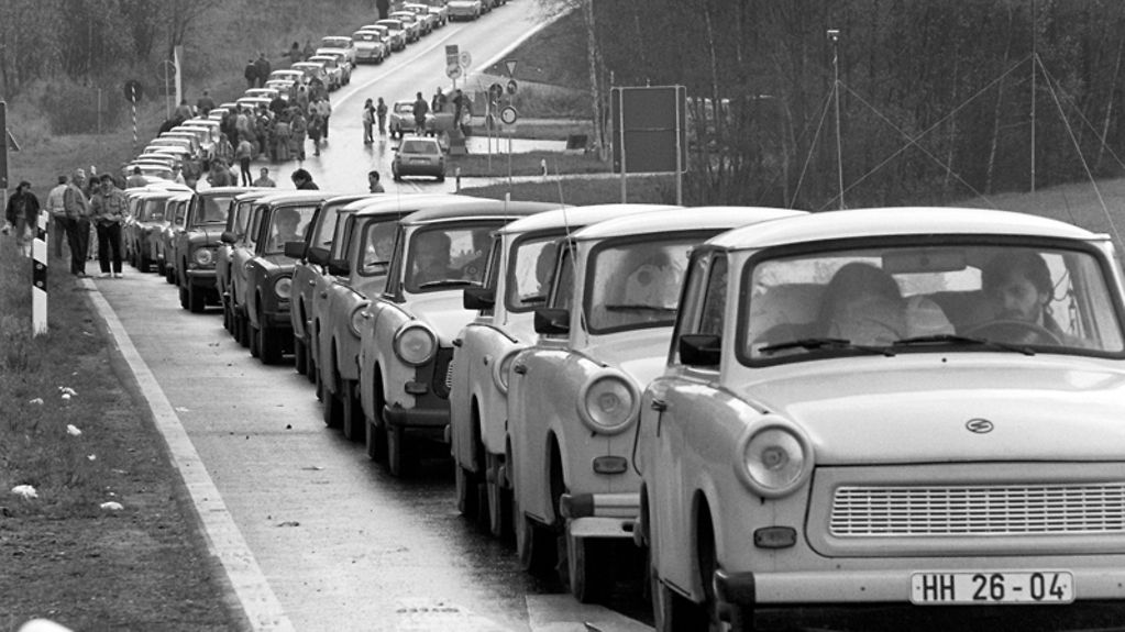 Eine schier endlose Schlange von DDR-Autos (Trabant oder Trabi und Lada) staut sich vor dem Grenzübergang bei Schirnding (Bayern) an der deutsch-tschechoslowakischen Grenze, aufgenommen am 5. November 1989.
