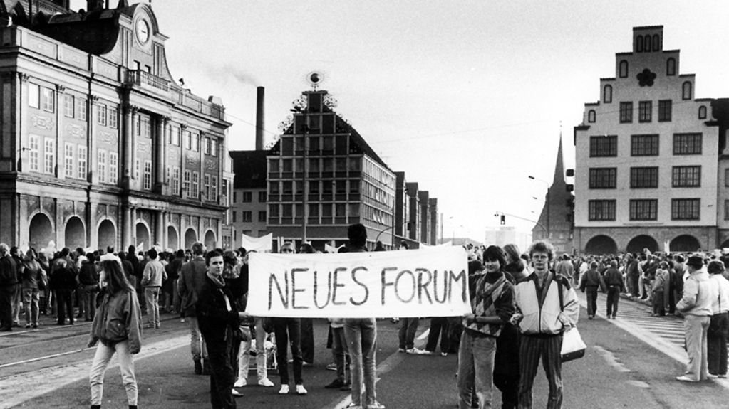 Demonstration der Bürgerrechtsbewegung Neues Forum in Rostock am 04.11.1989.