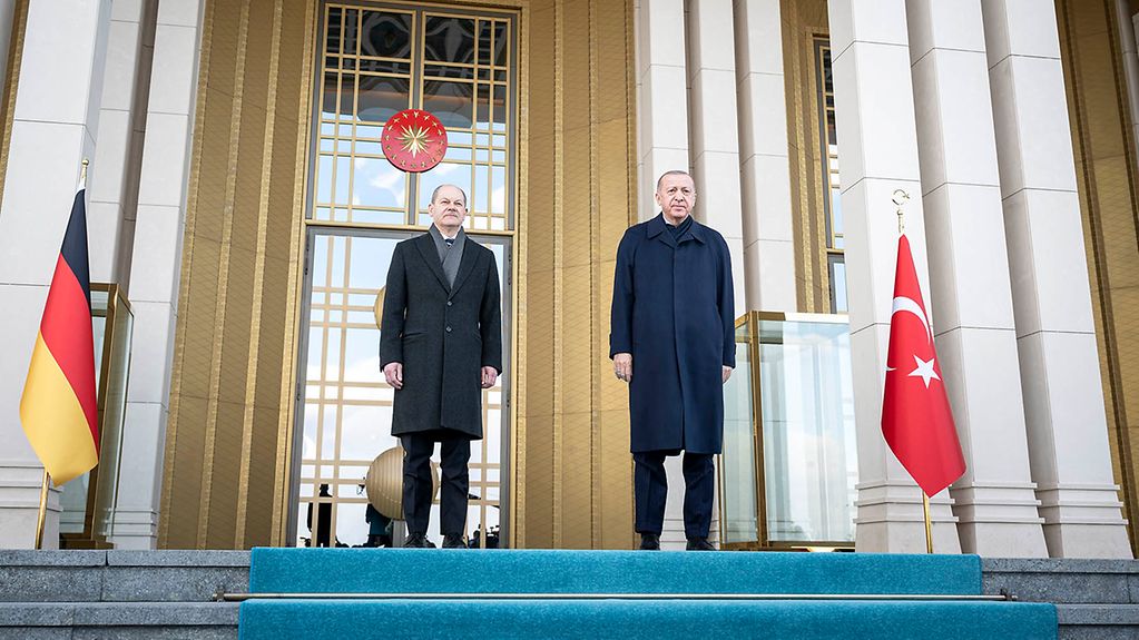 Le président turc Recep Tayyip Erdoğan accueille le chancelier fédéral Olaf Scholz.