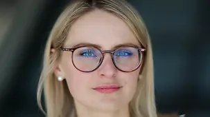 Porträtfoto Hochformat Anna Voelske