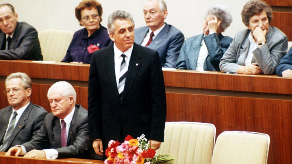 Die Volkskammer der Deutschen Demokratischen Republik hat am 24. Oktober 1989 Egon Krenz (stehend) zum neuen Staatsratsvorsitzenden und zum Chef des Nationalen Verteidigungsrates gewählt.