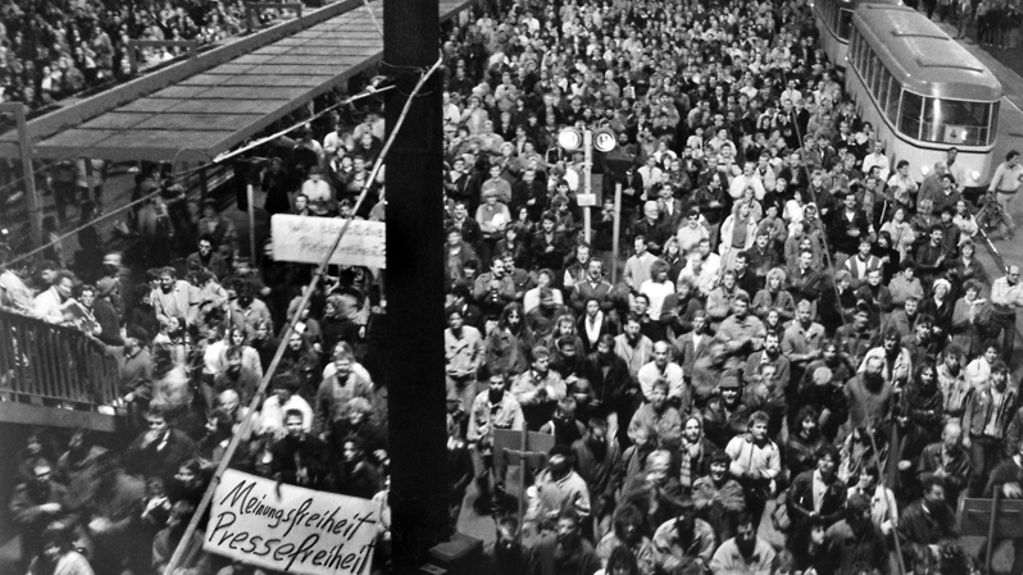 Rund 120000 DDR-Bürger demonstrieren am 16.10.1989 in Leipzig für mehr Demokratie, Bürgerrechte und Reformen. Der Untergang des SED-Regimes vollzieht sich kurz darauf in einem rasanten Tempo.