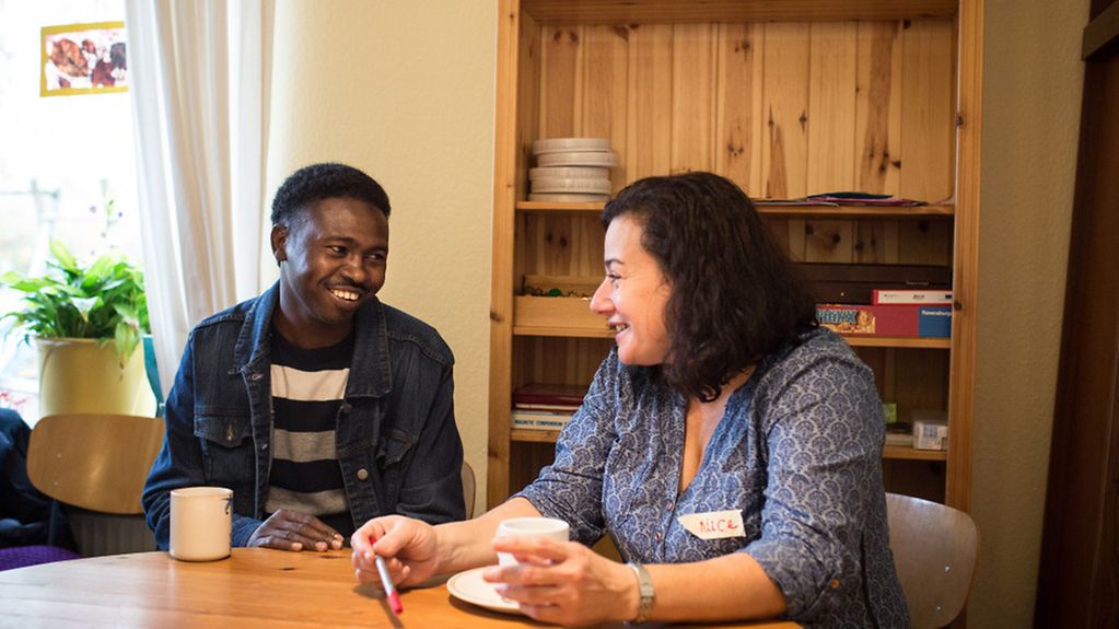 Volunteers and refugees meet for an international breakfast in the multi-generation house Neu Wulmstorf Courage e.V.