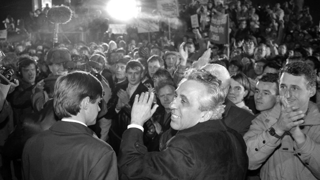 Der SED-Generalsekretär und Staatsratsvorsitzende der DDR, Egon Krenz, spricht im November 1989 vor dem Gebäude der Volkskammer, dem Palast der Republik, zu Demonstranten.