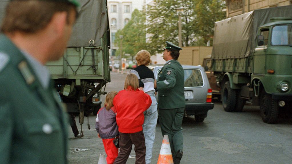 In Berlin verhaften Polizisten am 06.10.1989, einen Tag vor dem 40. Jahrestag der Gründung der Deutschen Demokratischen Republik, eine Frau, die in Begleitung ihrer Kinder ist.