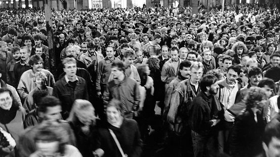 Rund 70.000 Menschen beteiligen sich am 09.10.1989 an einem Demonstrationszug durch die Leipziger Innenstadt, um für politische Reformen in der DDR zu demonstrieren. Die Staatsmacht griff nicht, wie von vielen Seiten befürchtet, mit Gewalt ein.