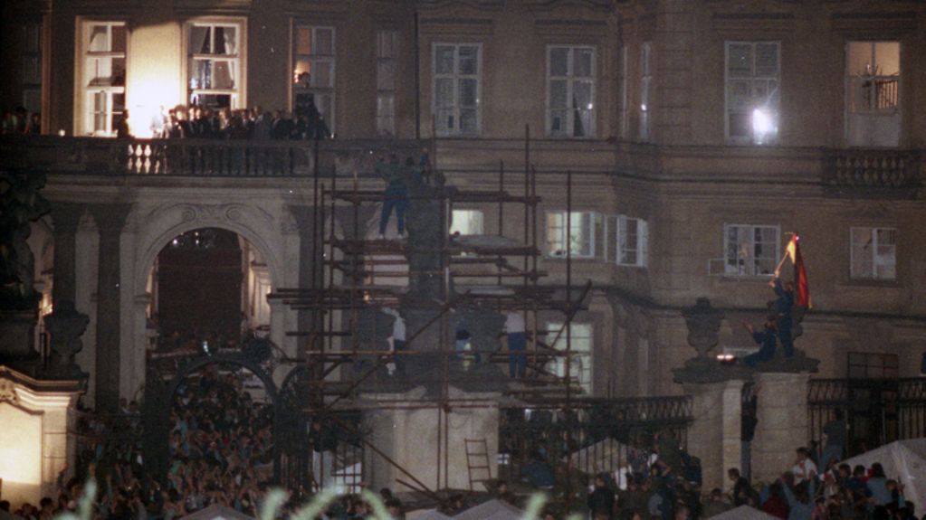 Die westdeutsche Botschaft in Prag am 30. September 1989 während der Ansprache des Bundesaußenministers Hans-Dietrich Genscher auf dem Balkon der deutschen Botschaft. Genscher verkündet die Ausreise der DDR-Flüchtlinge in die Bundesrepublik