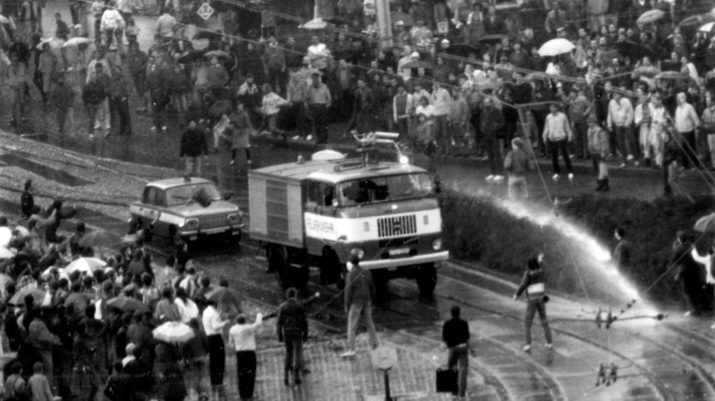 In Plauen geht die Staatsmacht mit Gewalt gegen die Demonstranten am 7.10.1989 vor.