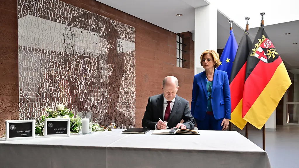 Bundeskanzler Olaf Scholz im Polizeipräsidium Westpfalz.