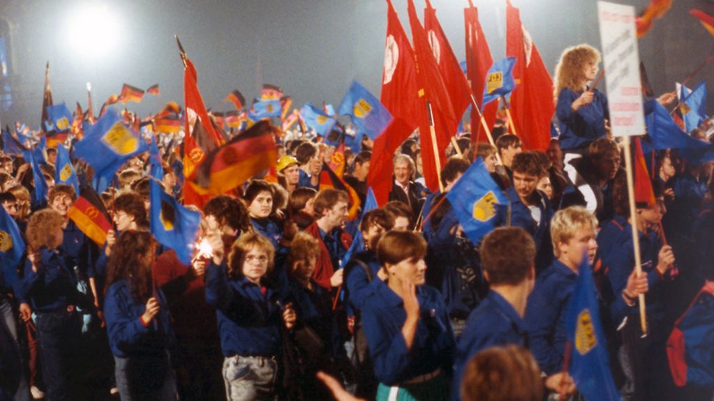 An historischer Stätte gratulieren Mitglieder des DDR-Jugendverbandes Freie Deutsche Jugend (FDJ) am 6.10.1989 mit einem Fackelzug in Berlin der deutschen Demokratischen Republik zum 40. Jahrestag ihrer Gründung