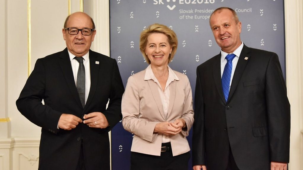 Ministerin von der Leyen mit ihren französischen Amtskollgen Jean-Yves Le Drian (l.) und dem slovakischen Gastgeber Peter Gajdos.
