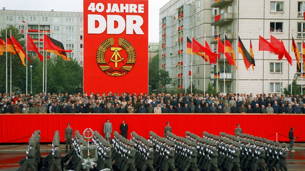 Soldaten der Nationalen Volksarmee marschieren während der Militärparade am 7. Oktober 1989 in Ost-Berlin, mit der die Führung der DDR die Gründung der Deutschen Demokratischen Republik vor 40 Jahren feiert.