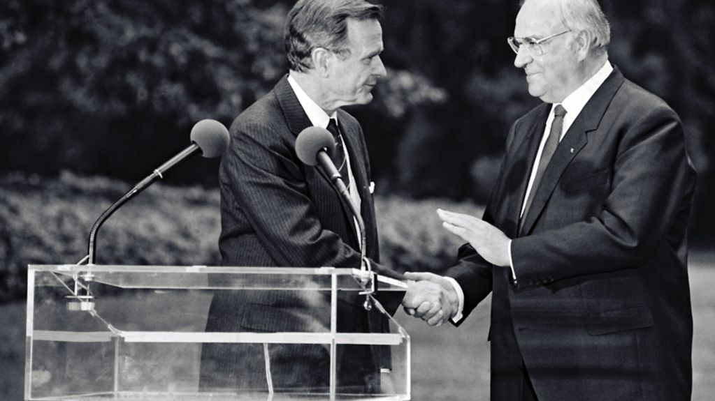 Bundeskanzler Helmut Kohl und US-Präsident George Bush geben im Park des Bundeskanzleramts eine Pressekonferenz.
