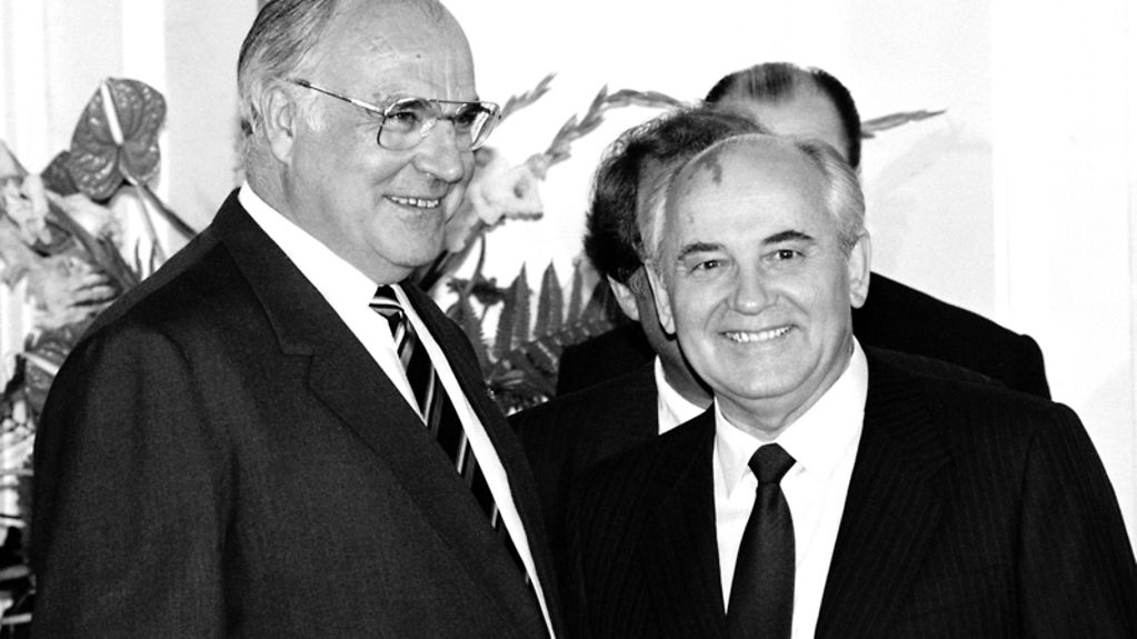 Bundeskanzler Helmut Kohl gibt zu Ehren des sowjetischen Staats- und Parteichefs, Michail Gorbatschow, ein Abendessen in der Redoute von Bad Godesberg.