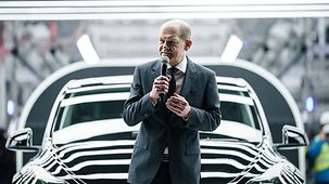 Bundeskanzler Olaf Scholz bei der Einweihung der Tesla-Fabrik in Grünheide.