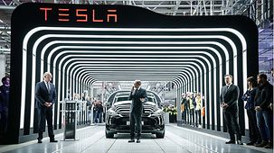 Bundeskanzler Olaf Scholz spricht bei der Einweihung der Tesla-Fabrik in Grünheide.