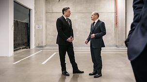 Bundeskanzler Olaf Scholz im Gespräch mit Elon Musk.