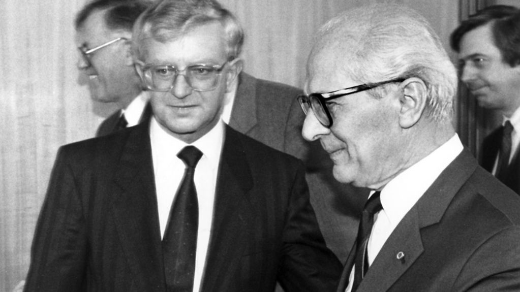 Der Bonner Kanzleramtschef Rudolf Seiters wird am 04.07.1989 im DDR-Staatsratsgebäude in Ostberlin von DDR-Staats- und Parteichef Erich Honecker zu einem politischen Meinungsaustausch empfangen.