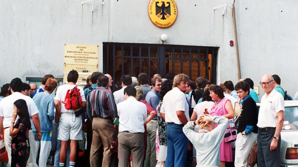 Massenandrang von ausreisewilligen DDR-Bürgern am 14.8.1989 vor der bundesdeutschen Vertretung in der Nogradi-Straße 8 in der ungarischen Hauptstadt Budapest. Das Konsulat ist angesichts der Menschenmassen völlig überlastet.