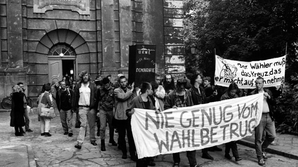 Demonstranten protestieren gegen den Wahlbetrug bei der Kommunalwahl vor der Sophienkirche in Berlin am 07.06.1989