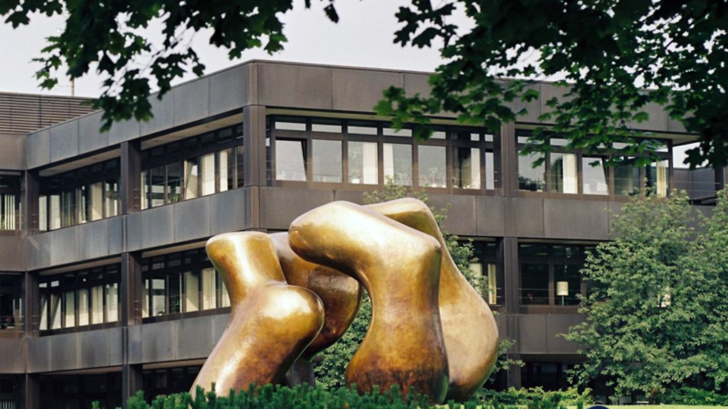 Bundeskanzleramt in Bonn mit der Plastik 'Large Two Forms' von Henry Moore