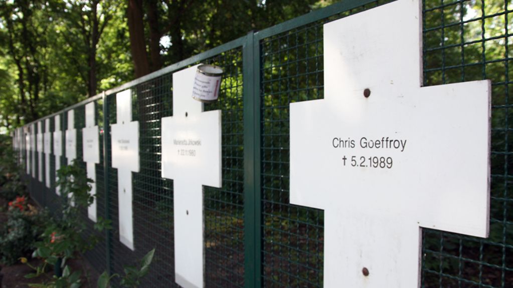 Chris Gueffroy ist das letzte Todesopfer an der Berliner Mauer. An sein Schicksal erinnert ein Gedenkkreuz.