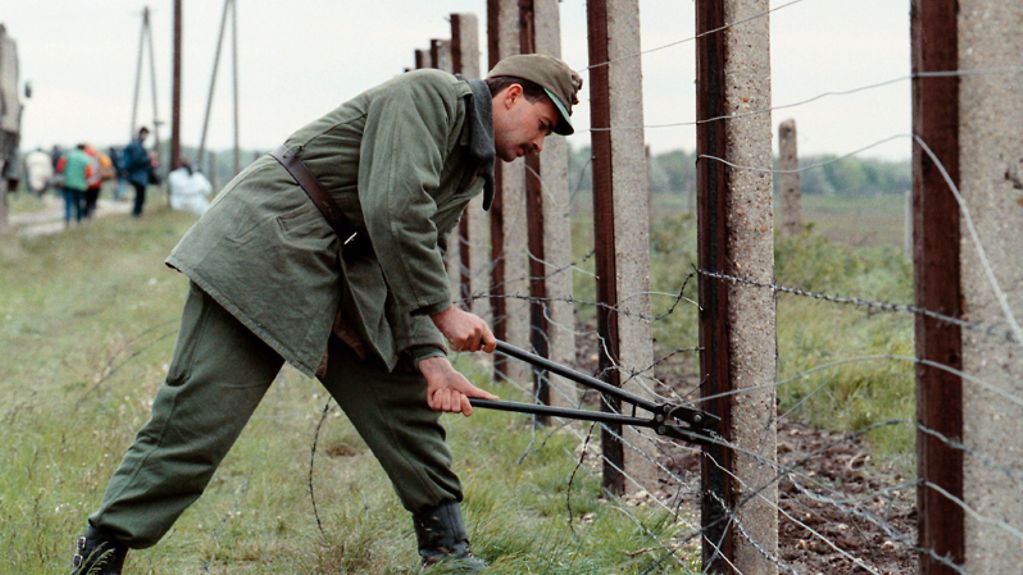 Demontage des Grenzzauns nahe Nickelsdorf (Österreich) und Hegyeshalom (Ungarn). Angehörige der ungarischen Grenztruppe haben am 2. Mai 1989 damit begonnen, die Sperranlagen an der ungarisch-österreichischen Grenze zu entfernen.