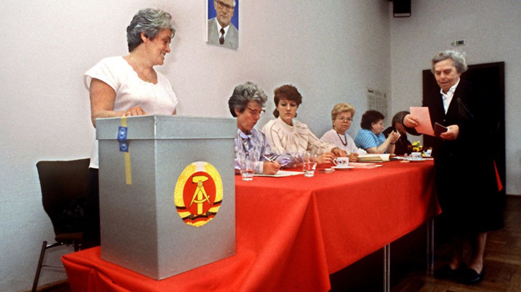 Blick in ein Wahllokal in Ost-Berlin (DDR) während der Kommunalwahl am 7. Mai 1989.