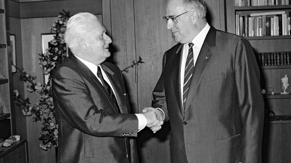 Bundeskanzler Helmut Kohl empfängt DDR-Politbüromitglied Günter Mittag im Bundeskanzleramt in Bonn.