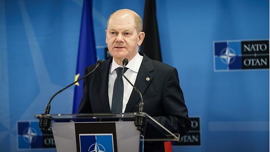 Bundeskanzler Scholz bei einer Pressekonferenz im NATO-Hauptquartier in Brüssel.