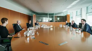 Bundeskanzler Olaf Scholz im Gespräch mit dem Vorstand des Deutschen Ethikrates.