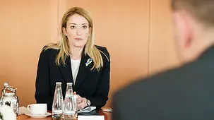 Bundeskanzler Olaf Scholz im Gespräch mit Roberta Metsola, Präsidentin des Europäischen Parlamentes.